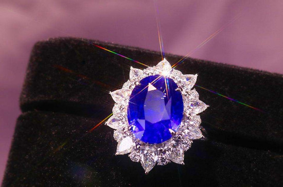 男人戴蓝宝石戒指寓意