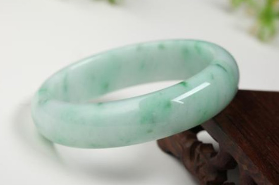 自己简单鉴定翡翠的真假