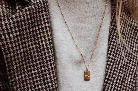 细项链可以戴在毛衣外面吗