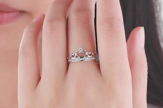 女人右手中指戴戒指的含义