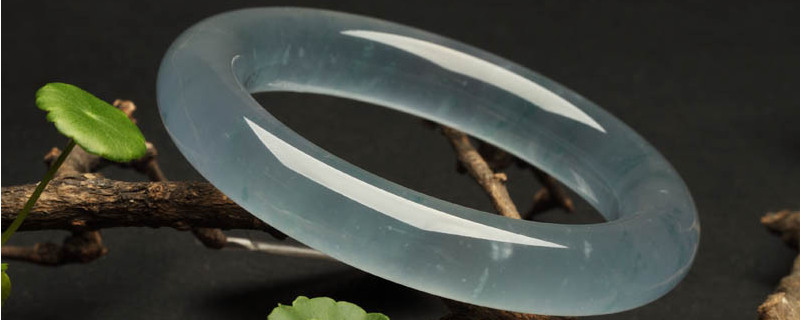 翡翠手镯戴多久会变透