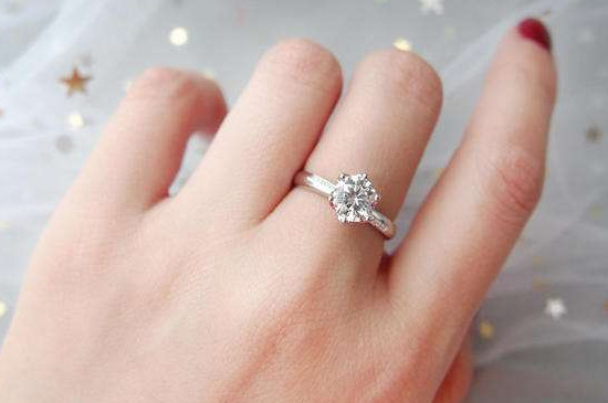 女人怎样戴戒指旺财