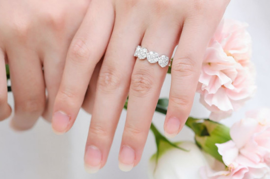 女人怎样戴戒指旺财