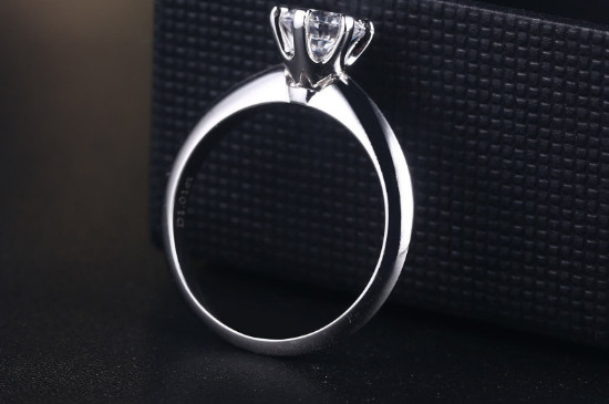 女人怎样戴戒指旺财