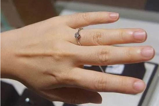 女人怎样戴戒指旺财