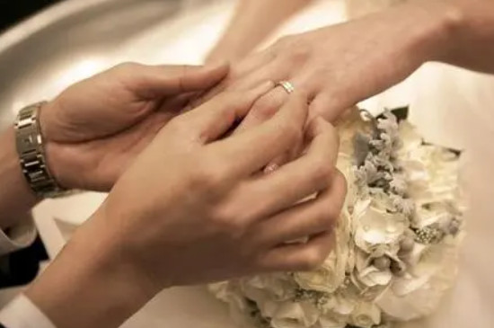 女人怎样戴戒指旺财