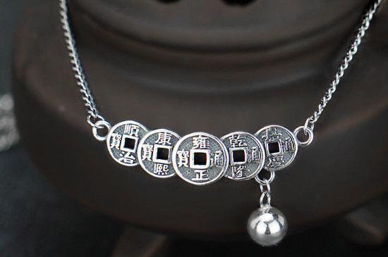 脖子上戴银项链的好处和坏处