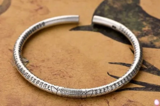 脖子上戴银项链的好处和坏处