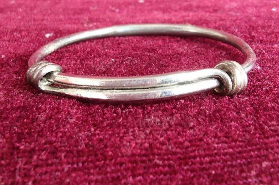 银手镯9999的是真的吗