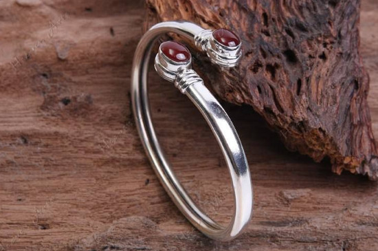 银手镯9999的是真的吗