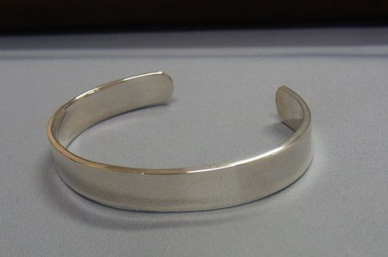 银手镯9999的是真的吗