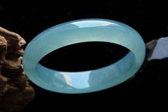 翡翠飘花好还是纯色好