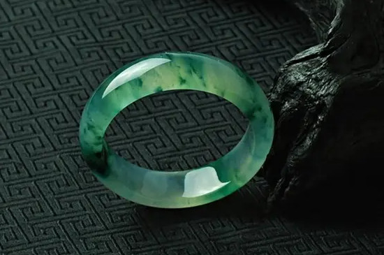 怎样辨别真假翡翠手镯