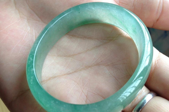 鉴别翡翠手镯可以用白酒擦吗