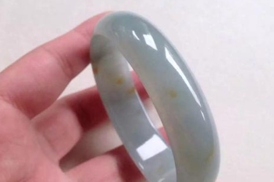 鉴别翡翠手镯可以用白酒擦吗