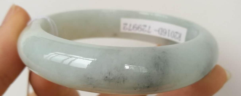 鉴别翡翠手镯可以用白酒擦吗