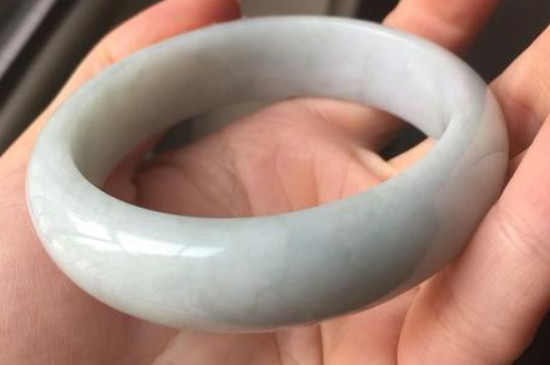 翡翠玉镯水头能养出来么