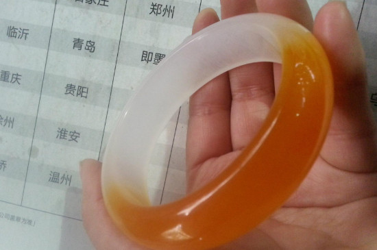 石英岩玉和翡翠有什么区别