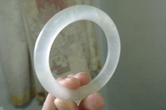 假翡翠可以划玻璃么