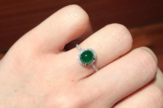 怎样挑选翡翠戒指面的好坏