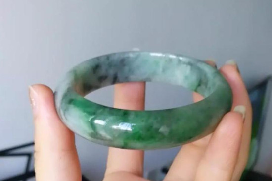 翡翠玉镯戴着颜色会变化吗