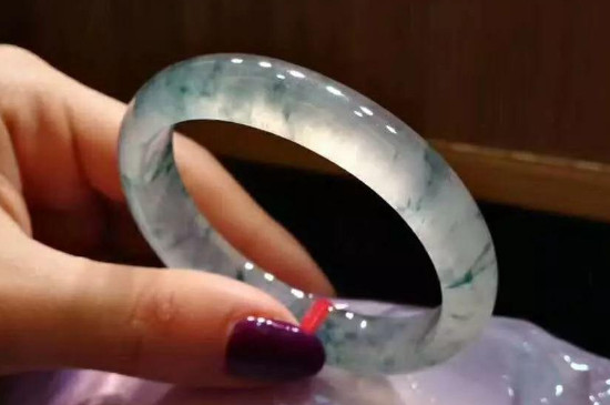 翡翠玉镯戴着颜色会变化吗