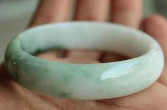 翡翠杂质和黑点的区别