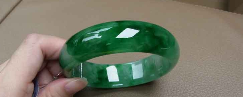 翡翠杂质和黑点的区别