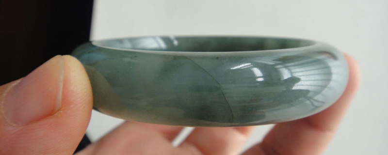 满绿染色翡翠手镯特征