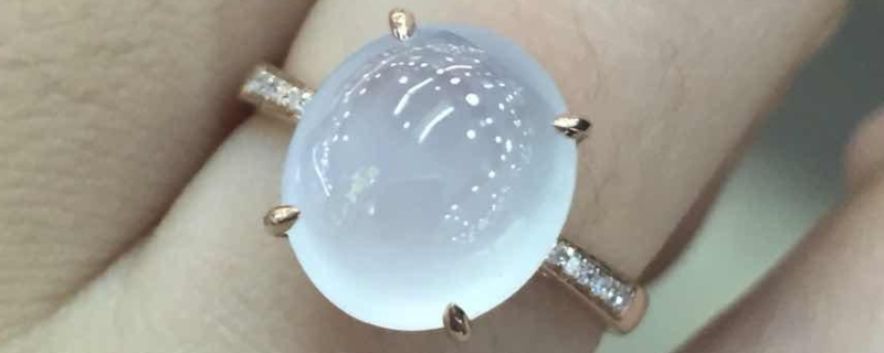 翡翠的刚性和荧光的区别