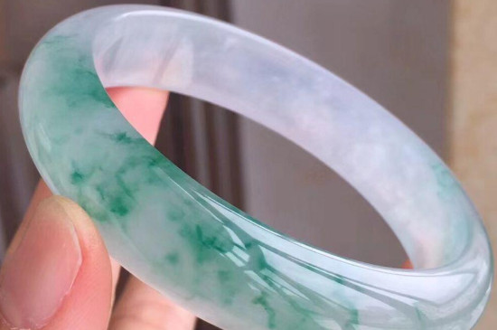 翡翠的刚性和荧光的区别