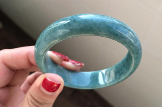 蓝水的和翡翠区别在哪里?