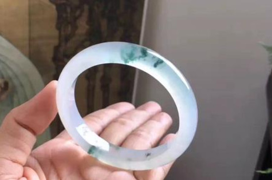 怎么判断翡翠手镯的好坏