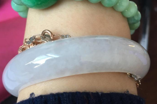 翡翠镯子掉地上会碎吗