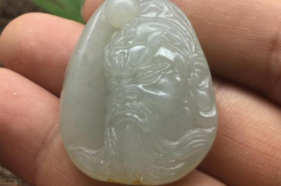 关公玉石吊坠的含义