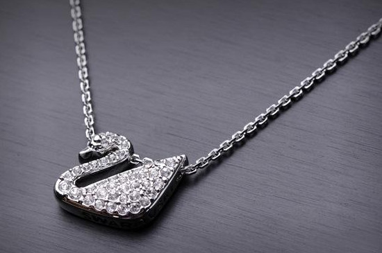 施华洛世奇掉色正常吗