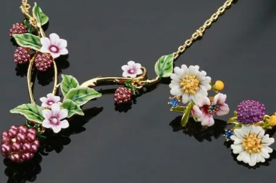 铜合金做的项链掉色吗