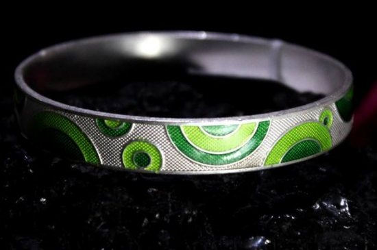 无金属是什么手镯