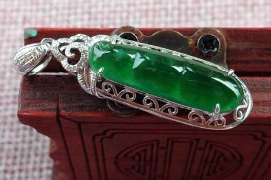 福豆翡翠吊坠的寓意是什么