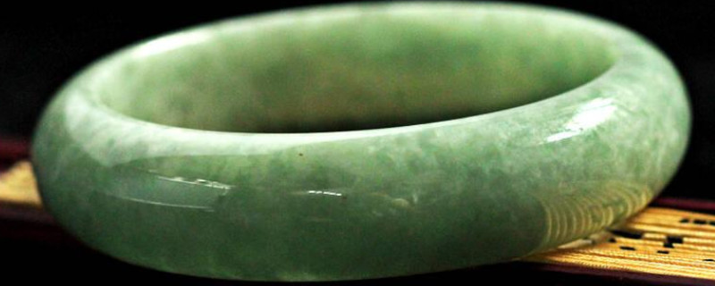 豆种翡翠打灯透吗