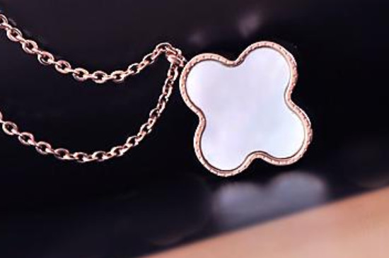 女孩戴四叶草项链寓意