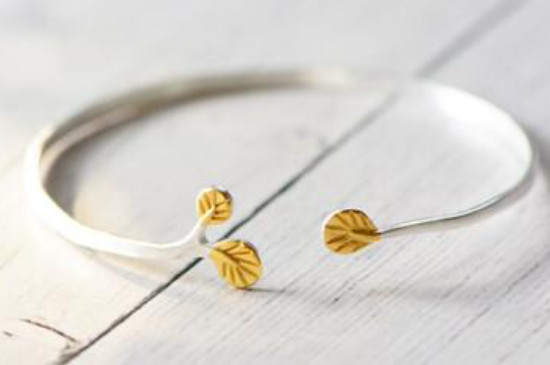 女人戴银手镯的好处和禁忌