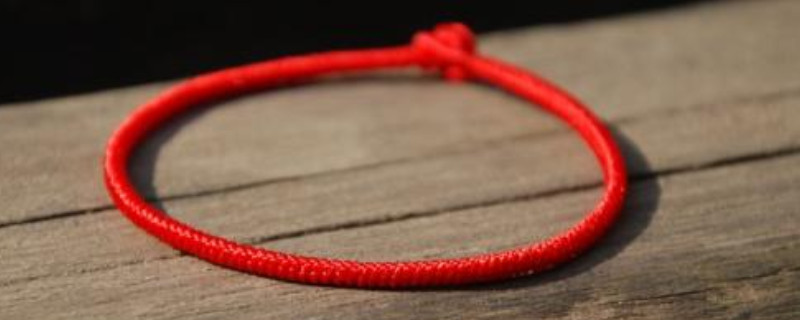 女生红绳戴左脚还是右脚