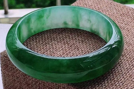 翡翠镯子一般多少钱，价格具有不确定性