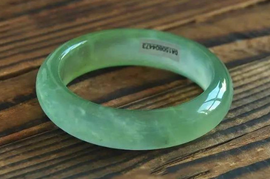 年轻戴什么颜色玉镯好，紫罗兰色清绿色蓝绿色黑色