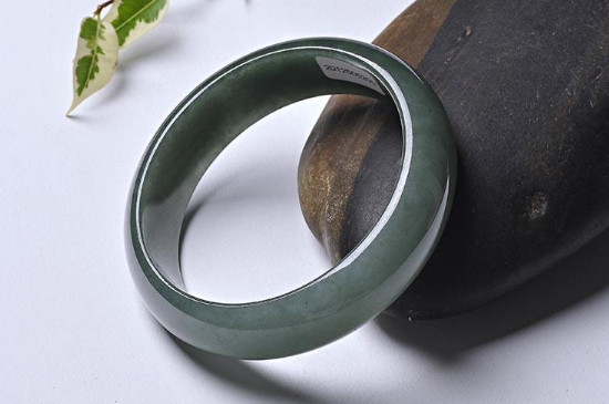 60岁戴什么颜色翡翠手镯，油青色皇家紫翠绿色深绿色