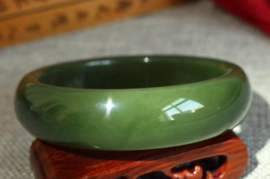 60岁戴什么颜色翡翠手镯，油青色皇家紫翠绿色深绿色