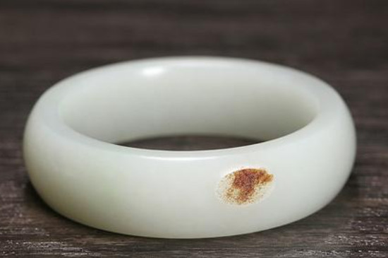 戴玉手镯好还是戴翡翠手镯好，玉手镯翡翠手镯无可比性