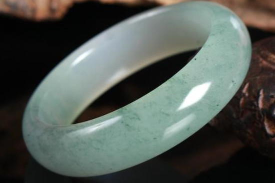 戴玉手镯好还是戴翡翠手镯好，玉手镯翡翠手镯无可比性