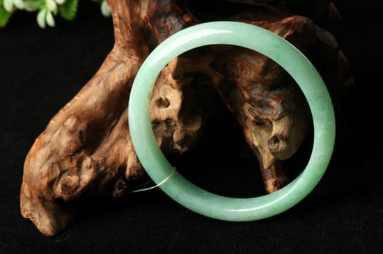 翡翠手镯a货证书怎么辨别真假，可以查看编码和鉴定机构